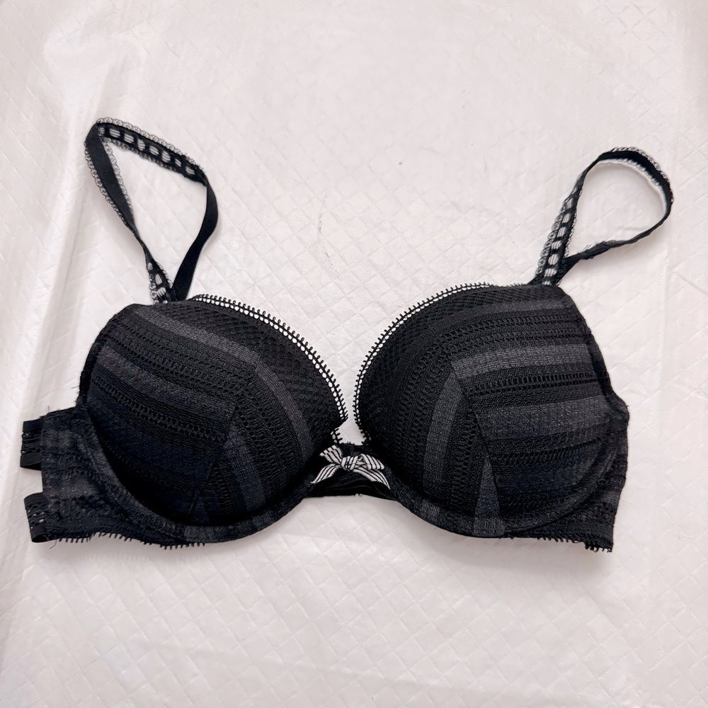Victoria’s Secret black‎ lace bra size 34B